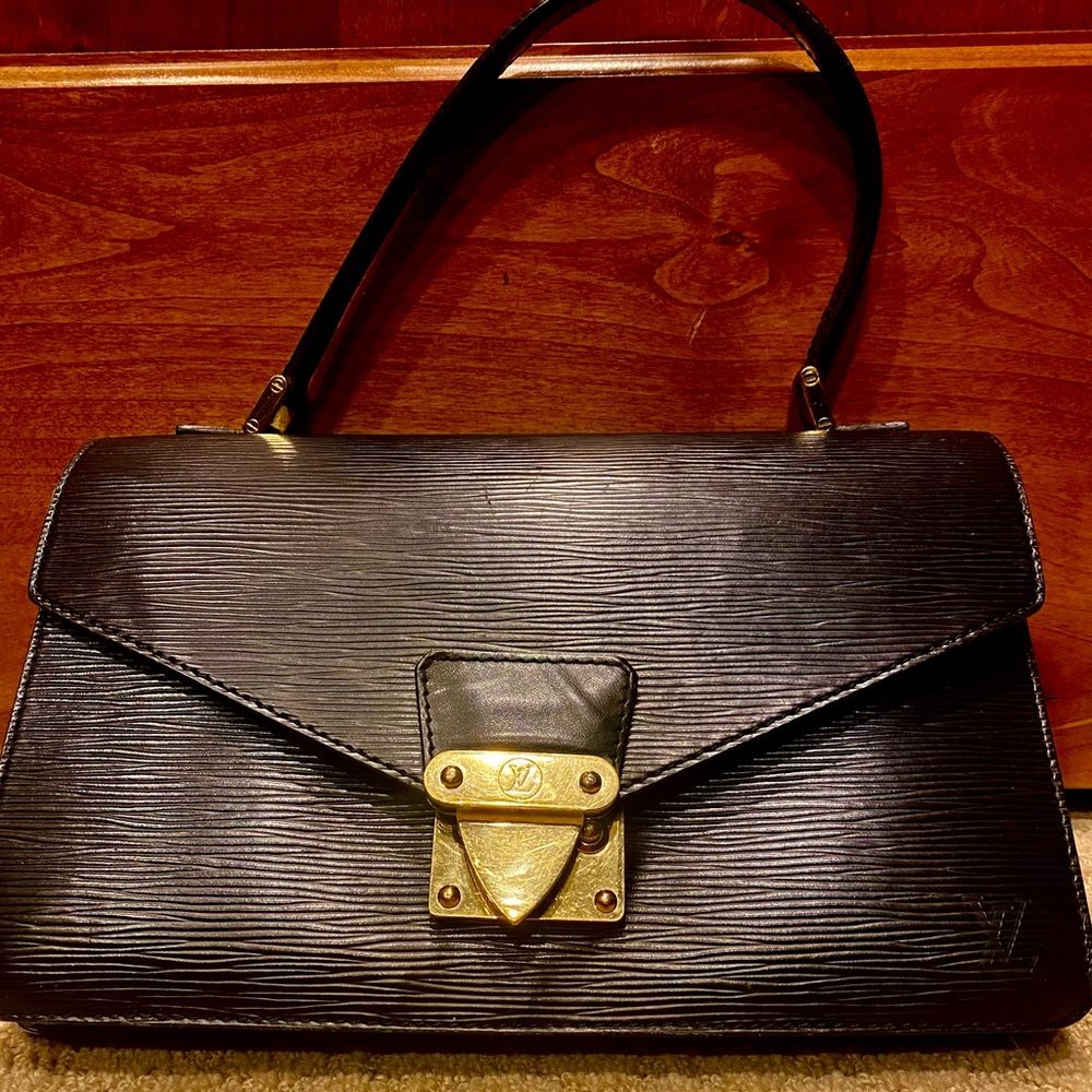 6”H10”L4”D Louis Vuitton Hand tote